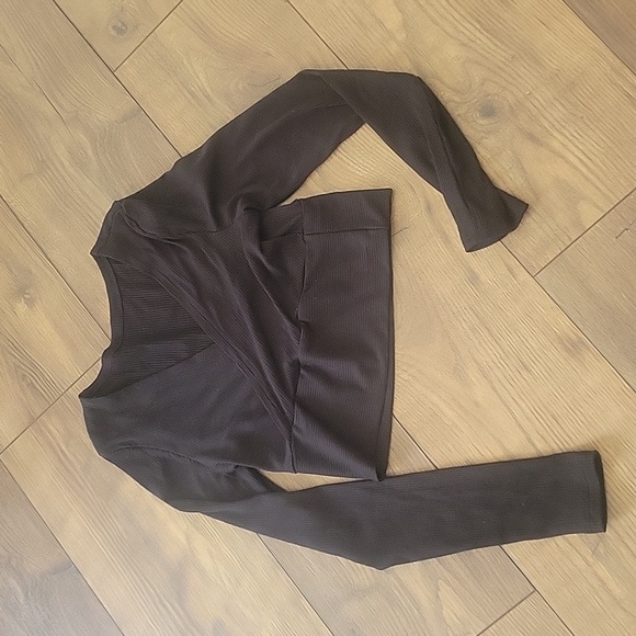 SHEIN EZ Wear Surplice Neck Rib-Knit Crop Tee Long Sleeve, Black, Size Small - Picture 2 of 4